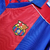 Camisa retrô do Barcelona, modelo Home 1992/1995, nas cores vermelha e azul, com detalhes da marca Nike e logo do time.