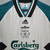 Camisa retrô do Liverpool II 1993/1995, masculina, da Adidas, nas cores branca, verde e preta, com detalhes em listras e logotipo da Carlsberg.