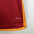 Camisa vermelha do time Roma I 2023/2024 para torcedores masculinos, com detalhes em amarelo.