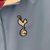 Agasalho corta vento azul da Nike, modelo Tottenham Dupla Face 2023/24, com logotipo do time e detalhes coloridos na gola.