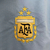 Agasalho corta vento da seleção argentina, modelo dupla face, nas cores azul e roxo, da marca Adidas, com logotipo da AFA.

