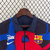 Agasalho Corta Vento Barcelona Dupla Face 2023/24 Patta nas cores azul e vermelha, com logo do Barcelona e detalhes em design moderno.