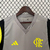 Regata cinza do Flamengo, modelo de treino masculino da Adidas, com detalhes em amarelo e preto.