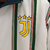 Agasalho corta vento da Juventus, modelo dupla face, nas cores branca e azul, com listras verticais e logotipo da Adidas.