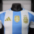 Camisa masculina da seleção argentina para a temporada 2024/25, com listras azuis e brancas, confeccionada pela Adidas.