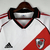 Camisa retrô do River Plate, modelo I 2000/2001, nas cores vermelha e branca, com detalhes em preto e logotipo da Adidas.