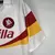 Camisa retrô branca do time Roma II, temporada 1990/1991, com detalhes em vermelho e amarelo e logotipo da Barilla.