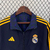 Agasalho corta vento Real Madrid duplo face 2023/24 da Adidas, nas cores azul e preta, com detalhes em amarelo.