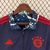 Agasalho corta vento Adidas do Bayern de Munique, modelo dupla face em azul, com detalhes em vermelho e logo do clube.