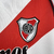 Camisa retrô do River Plate, modelo I 2000/2001, nas cores vermelha e branca, com detalhes em preto e logotipo da Adidas.