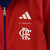 Agasalho corta vento Flamengo dupla face em azul e vermelho, com logo da Adidas e detalhes em amarelo.