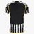 Camisa Juventus Home 2023/2024 para torcedores masculinos, com design em preto e branco, destacando o logo da Juventus e o patrocínio da Jeep.