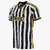 Camisa Juventus Home 2023/2024 para torcedores masculinos, com design em preto e branco, destacando o logo da Juventus e o patrocínio da Jeep.