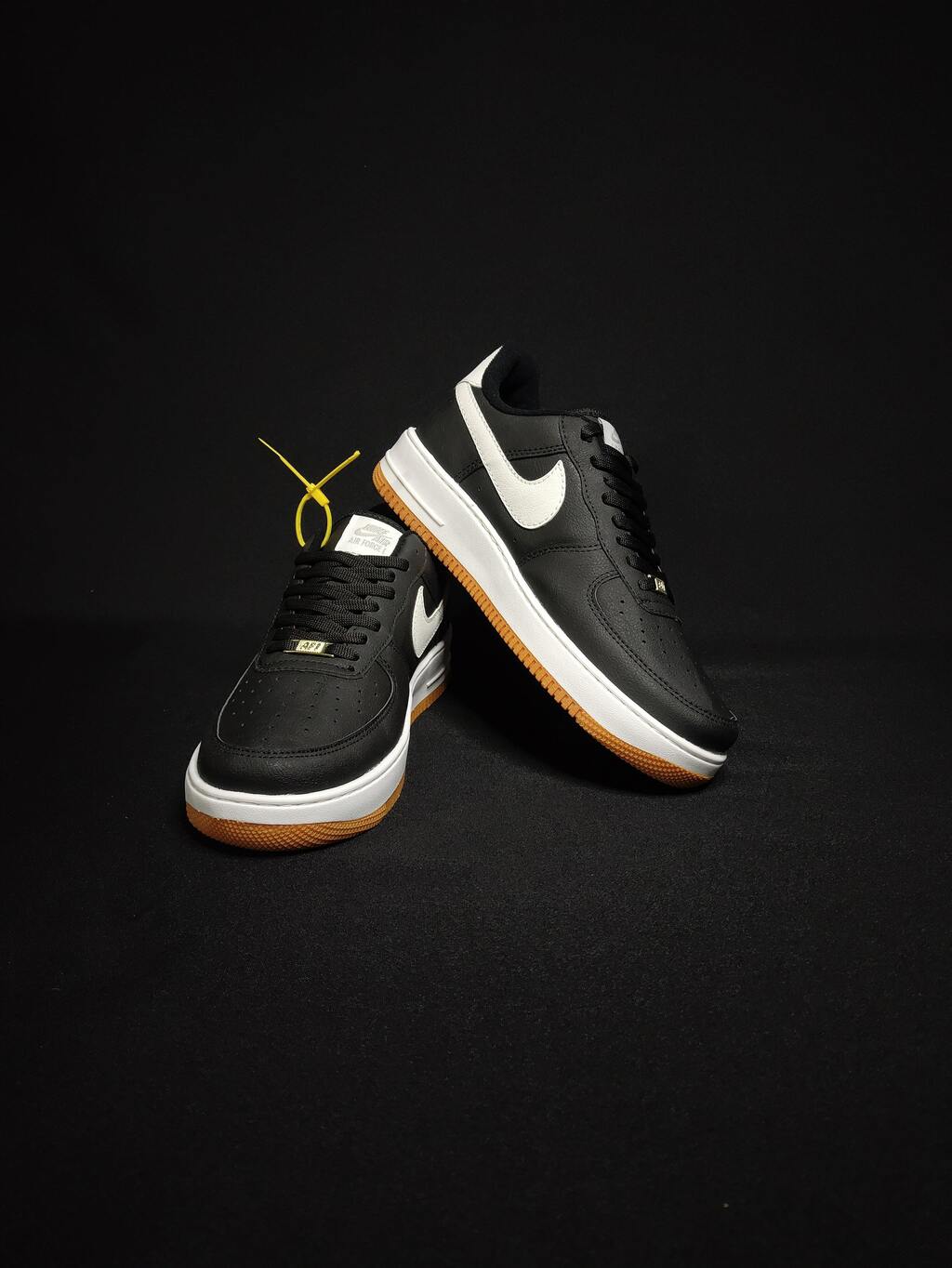 Air force 1 negras shops suela blanca