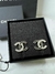 Aretes Chanel con aplicaciones de cristales en color natural y negro - comprar en línea