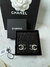 Aretes Chanel con aplicaciones de cristales en color natural y negro