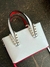 Mini crossbody Christian Louboutin blanco con logo clásico de la marca preloved - tienda en línea