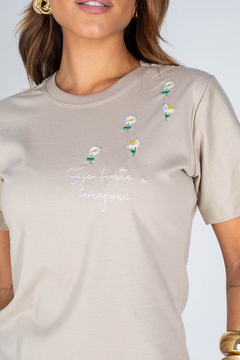 Tshirt Bordada Flores Seja Forte e Corajosa na internet