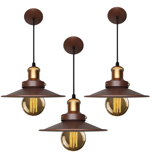 Conjunto de três luminárias pendentes no estilo vintage, com cúpulas marrons e detalhes em metal dourado.