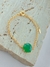 PULSEIRA COM CRISTAL VERDE CENTRALIZADO FOLHEADO A OURO/FECHO BOIA