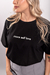 Camiseta feminina modelo Over na cor preta, marca Uzzy t-shirt.