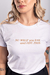 Camiseta feel free branca da Uzzy T-shirt venda em atacado. Modelo usa M