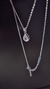 Cadena de plata con un colgante en forma de gota, adornado con un brillante.