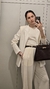 Mujer usando un Blazer color Blanco de Kinan Kahel, con Palazzos Blanco y con un Top blanco. De accesorios está usando la Joyería Femenina y los Bag Kin estilo Hermes de la marca Kinan Kahel 