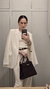 Mujer usando un Blazer color Blanco de Kinan Kahel, con Palazzos Blanco y con un Top blanco. De accesorios está usando la Joyería Femenina y los Bag Kin estilo Hermes de la marca Kinan Kahel 