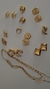 Aros de Oro 18K dispuestos sobre una mesa blanca + un collar y un anillo dorados también de la Colección de joyería femenina de Kinan Kahel