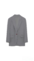 Blazer sastrero gris claro con solapas y botones en la parte frontal.