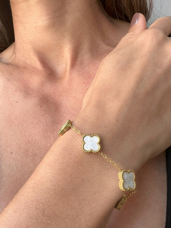 Pulseira Feminina Trevo Banhada A Ouro 18k Com Madrepérola - comprar online