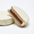 Alfajor relleno de dulce de leche cubierto con chocolate blanco