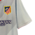 Camisa retrô do Atlético de Madrid, temporada 2013/2014, na cor branca, com detalhes em vermelho e logo da Nike.

