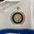 Camisa retrô branca da Inter de Milão II temporada 2009/2010, com detalhes em azul e preto, logo da Nike e patrocinador Pirelli.

