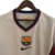 Camisa retrô do Barcelona, modelo Away de 88/89, com cores claras e detalhes em azul e grená, logo da Nike e escudo do time.

