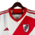 Camisa branca do River Plate com detalhes em vermelho e logotipo do time, modelo 23/24 para torcedores.

