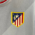 Camisa retrô do Atlético de Madrid, temporada 2013/2014, na cor branca, com detalhes em vermelho e logo da Nike.

