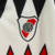 Camisa oficial do River Plate Away 23/24, modelo masculino, nas cores vermelho e branco, com detalhes em preto e logo do time.

