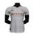 Camisa masculina do Manchester City Away 23/24, branca, com detalhes em marrom e logo da Puma.