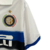 Camisa retrô branca da Inter de Milão II temporada 2009/2010, com detalhes em azul e preto, logo da Nike e patrocinador Pirelli.

