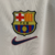 Camisa retrô do Barcelona, modelo Away de 88/89, com cores claras e detalhes em azul e grená, logo da Nike e escudo do time.

