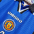 Camisa retrô azul do Manchester United, temporada 1996/1997, fabricada pela Umbro, com detalhes em preto e logo da equipe.

