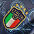 Camisa azul da seleção italiana com detalhes em dourado, estampada com o logo da Versace e emblema da Itália.

