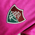 Camisa feminina do Fluminense na cor rosa, edição especial Outubro Rosa, com detalhes em tricolor e logo da Umbro.