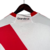 Camisa branca do River Plate com detalhes em vermelho e logotipo do time, modelo 23/24 para torcedores.

