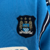 Camisa retrô azul do Manchester City da temporada 2002/03, com detalhes em azul escuro e logo do time.

