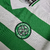 Camisa retrô do Celtic Football Club, verde e branca, da Umbro, com listras verticais e logotipo do clube.

