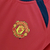 Camisa retrô do Manchester United 2002/2004 na cor vermelha, com logo da Nike e patrocinador Vodafone.

