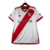 Camisa branca do River Plate com detalhes em vermelho e logotipo do time, modelo 23/24 para torcedores.